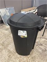 32 GAL. OUTDOOR TRASH CAN W/LID
