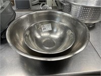 2 Stainless Steel Mixing Bowls