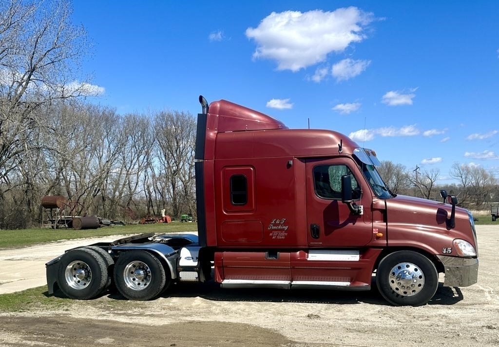 2009 Freightliner Cascadia Tractor w/ Sleeper