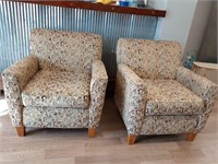 2 very nice sitting chairs
