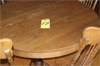 Oak table w/ 4 press back chairs & 5 leaves