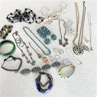 Lot of mostly vintage jewellery, some silver