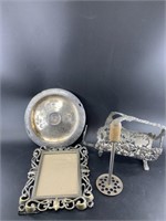 Lot with a highly ornate aluminum wine bottle carr