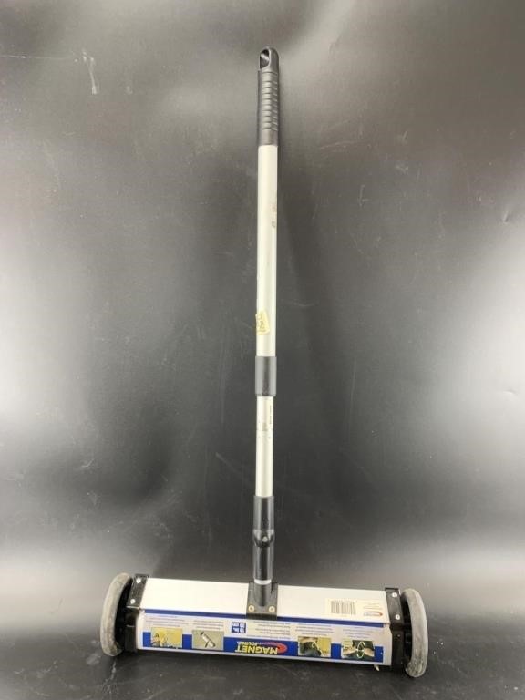 Magnetic floor sweeper with handle