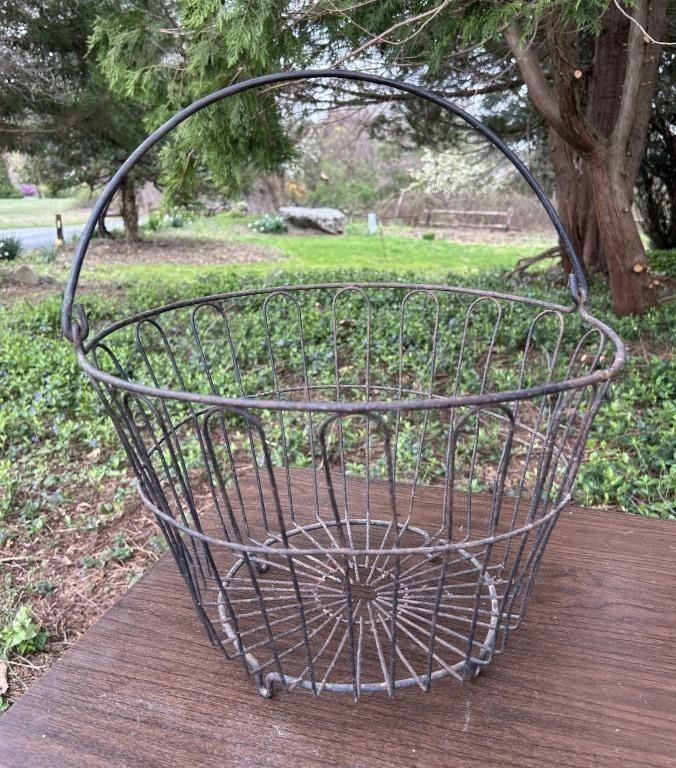 Primitive Metal Basket w Feet