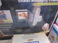 Shiatsu massaging cushion
