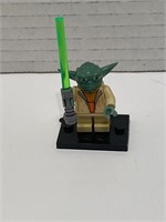Yoda Star Wars Mini Figure with LightSabre)