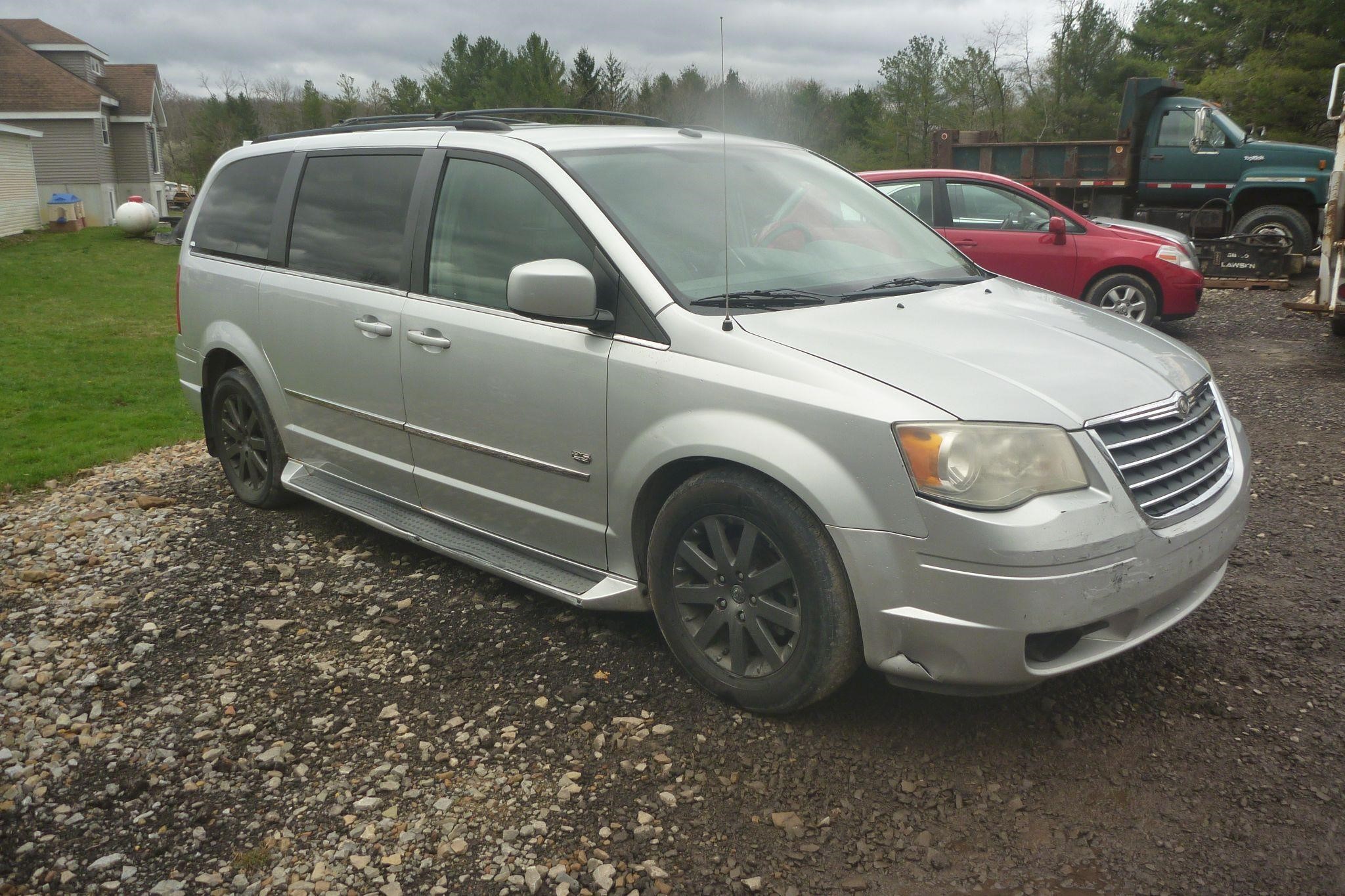 2009 Crystler Town & Country MiniVan