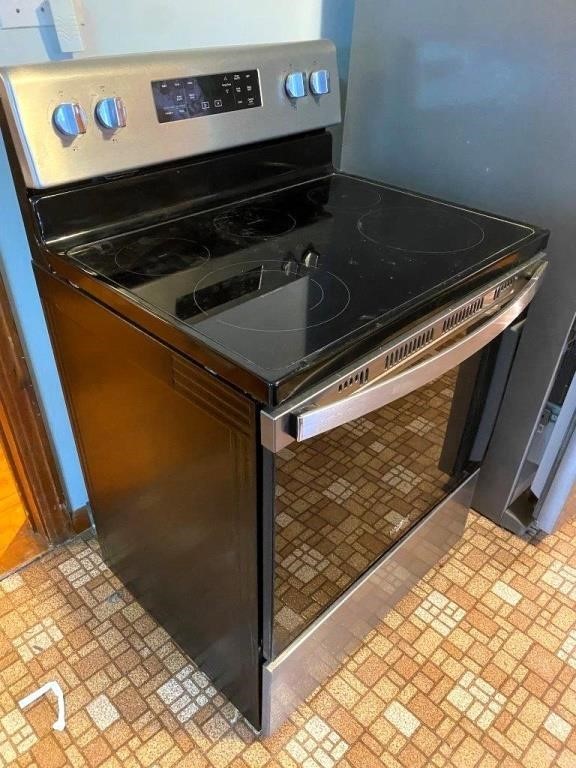 Whirlpool glass top electric range- Good condition