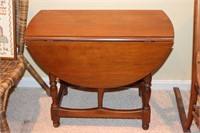 Drop leaf side/end table 28" X 14" closed