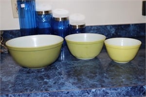 3 Pyrex nesting bowls