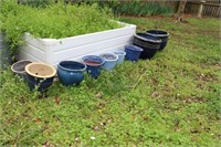 Lot of planters - 2 large ones are plastic