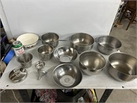 Kitchen metal mixing bowls