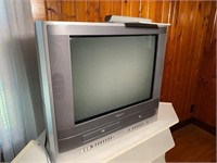 20" TV w/ DVD & VHS player w/ remote