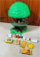 1975 Kenner tree house, weeble people & more