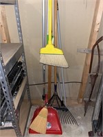 Brooms dustpan, rake pro  pole