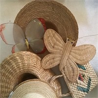 ASSORTED LOT OF STRAW HATS PURSE