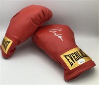 Julio Caesar Chavez Auto Boxing Gloves & Display