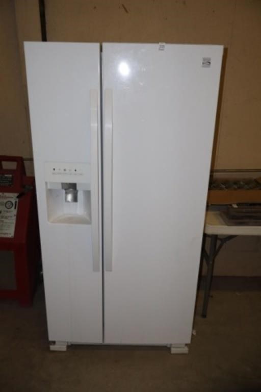 NEAR NEW REFRIDGERATOR FREEZER (WORKS)