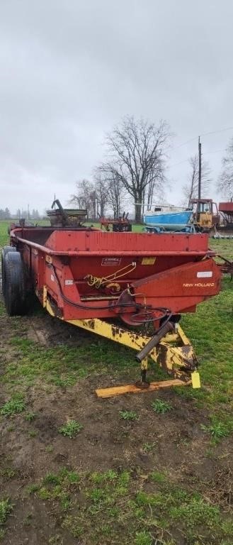 680 New Holland Tandem Axle Spreader