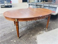 Stickley dining table w/ leafs - CRACKED