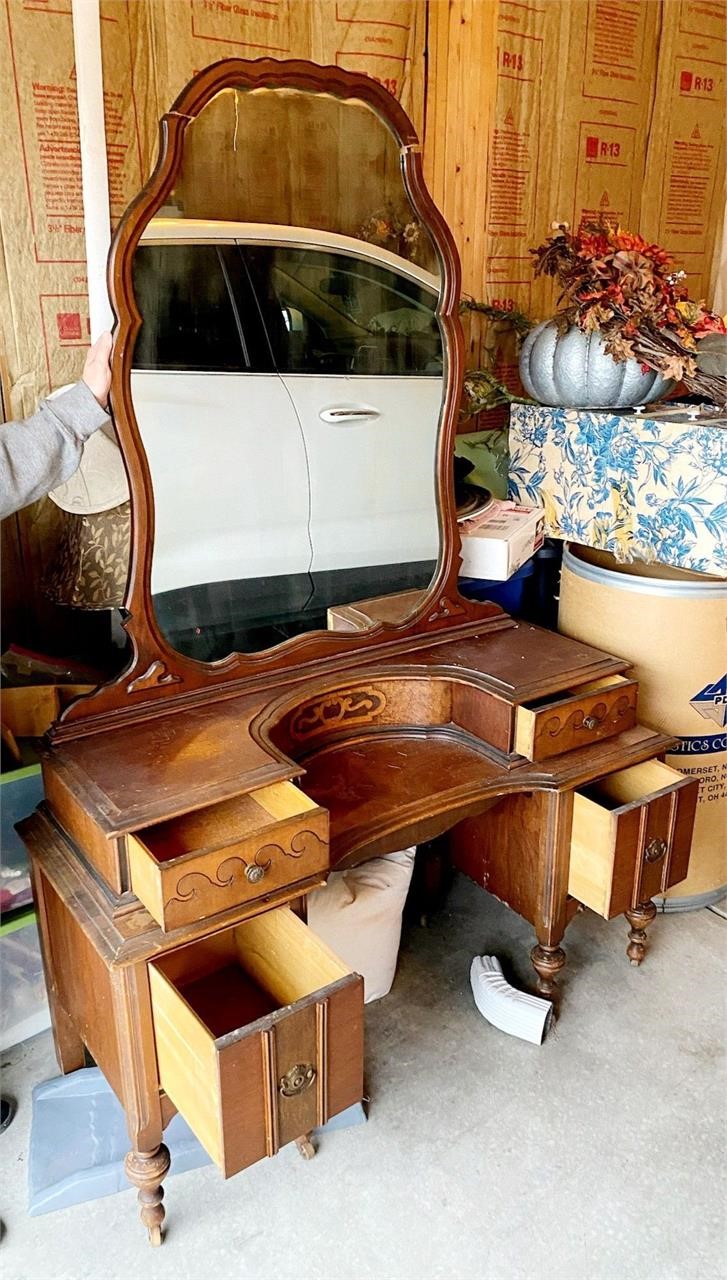 Vintage 4-drawer vanity