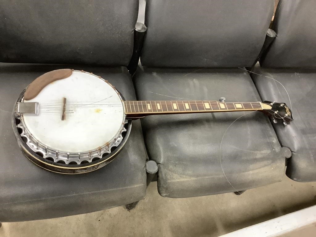 Vintage Hondo banjo.  In rough shape.  Has case
