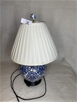 Blue/white porcelain ginger jar lamp