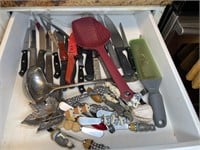 Contents of kitchen drawer