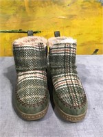 Muk Luks Womens Olive Plaid Slippers SZ 9