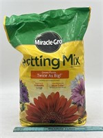 NEW Miracle-Gro Potting Mix 8 Dry Quarts