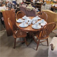 OAK PEDESTAL TABLE W/ 4 CHAIRS