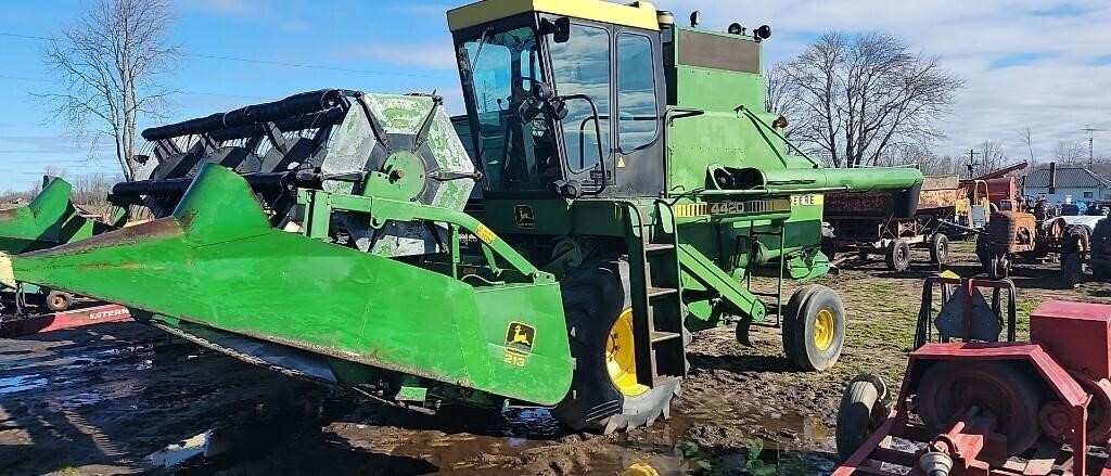 4420 John  Deere Combine w" 213 Grain Head