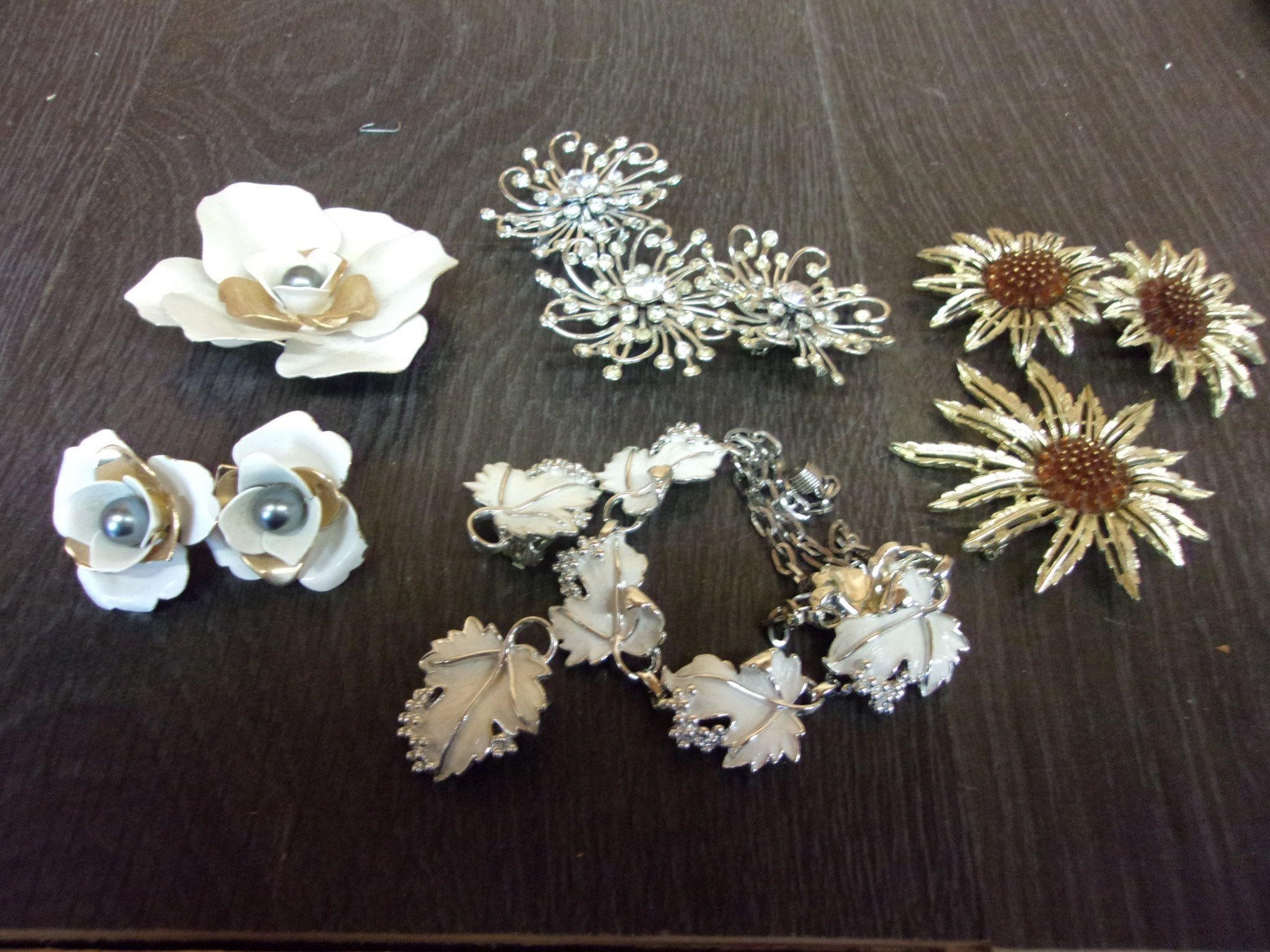 jewelry lot 4 sets brooches and earrings