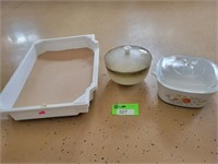 2 Baking dishes with covers in plastic tray