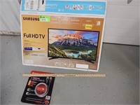 Samsung 32" tv; comes with HDMI cables; appear ne