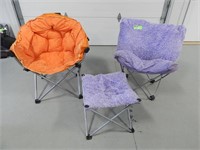 2 Folding lounge chairs and a small side table,  t