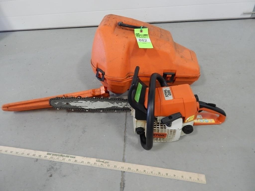 Stihl 025 chainsaw with carrying case; works good