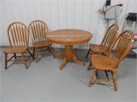 Dining room table with 4 chairs, top is 42" in di