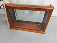 Display cabinet with mirrored back, sliding glass