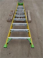 Louisville 8' Cross Pinnacle step ladder rated at