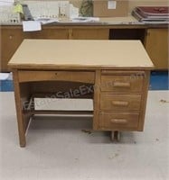 Vintage wooden desk. 30×42×28.
