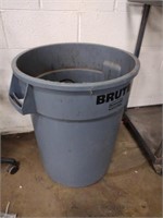 Rubbermaid brute 32 gallon trash can with