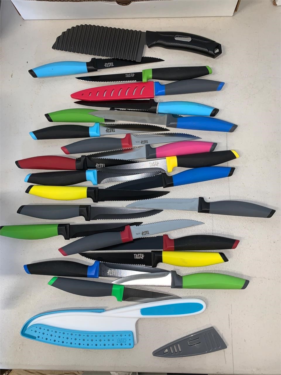 LOT OF 25 ASSORTED KNIVES
