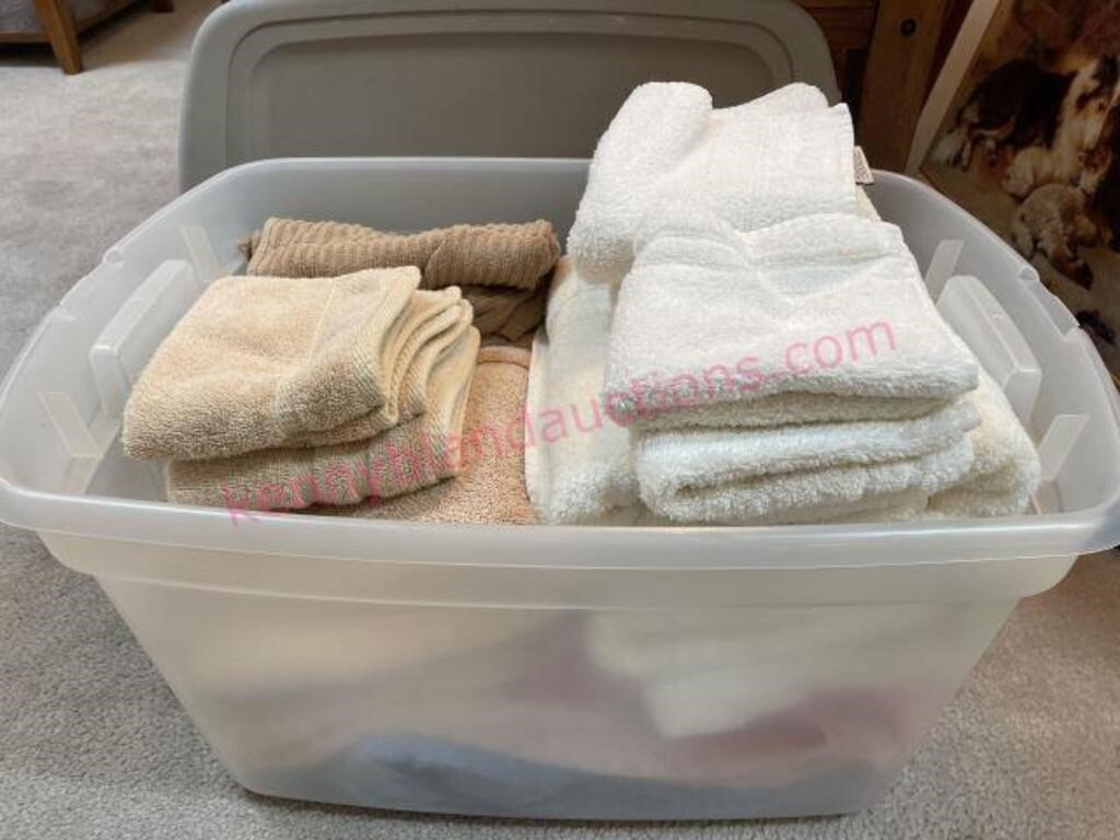 Nice tote of towels (various)