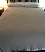 Pillows/ bedding and blanket for queen size bed