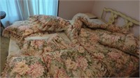 VERY NICE BEDSPREAD   4 DECORATIVE PILLOWS TWO