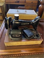 SMALL SIZE SINGER SEWING MACHINE