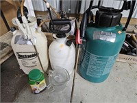 Pump sprayers, 2 measuring cups and partial