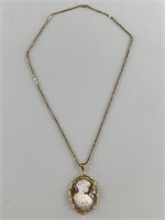 Stunning 18kt gold cameo pendant with diamonds, on